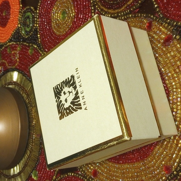 Butterfly Flower Brooch - Picture 7 of 8